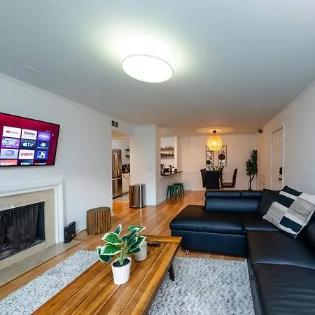 Bright & Cozy 2Br Family Suite Sleeps 6 With Private Balcony And Optional Parking Near Centennial Park & Broadway